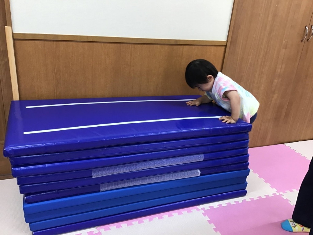 5月運動プログラムの様子(くじら組 10段マット上り下り)