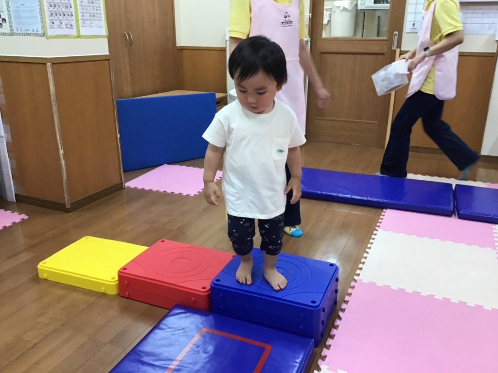 5月運動プログラムの様子(くじら組 階段ブロック)