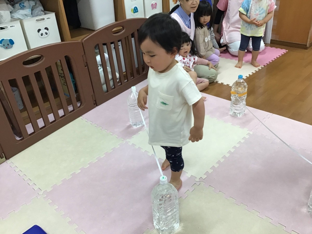 5月運動プログラムの様子(くじら組 ゴム跨ぎ)