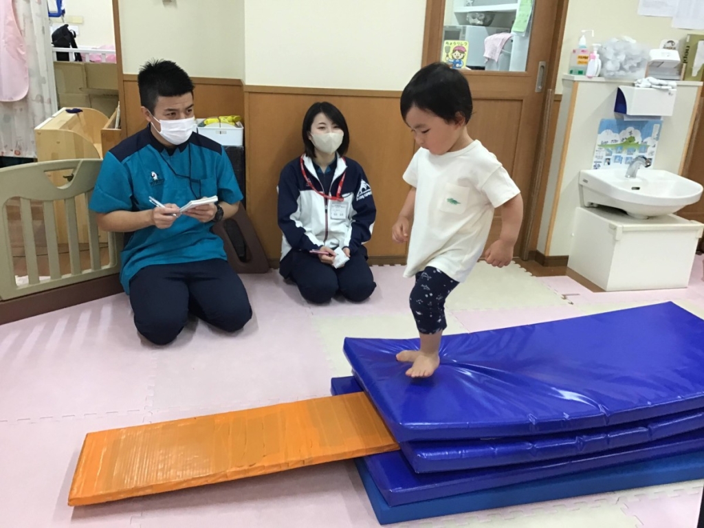 5月運動プログラムの様子(くじら組 マットの山歩行)