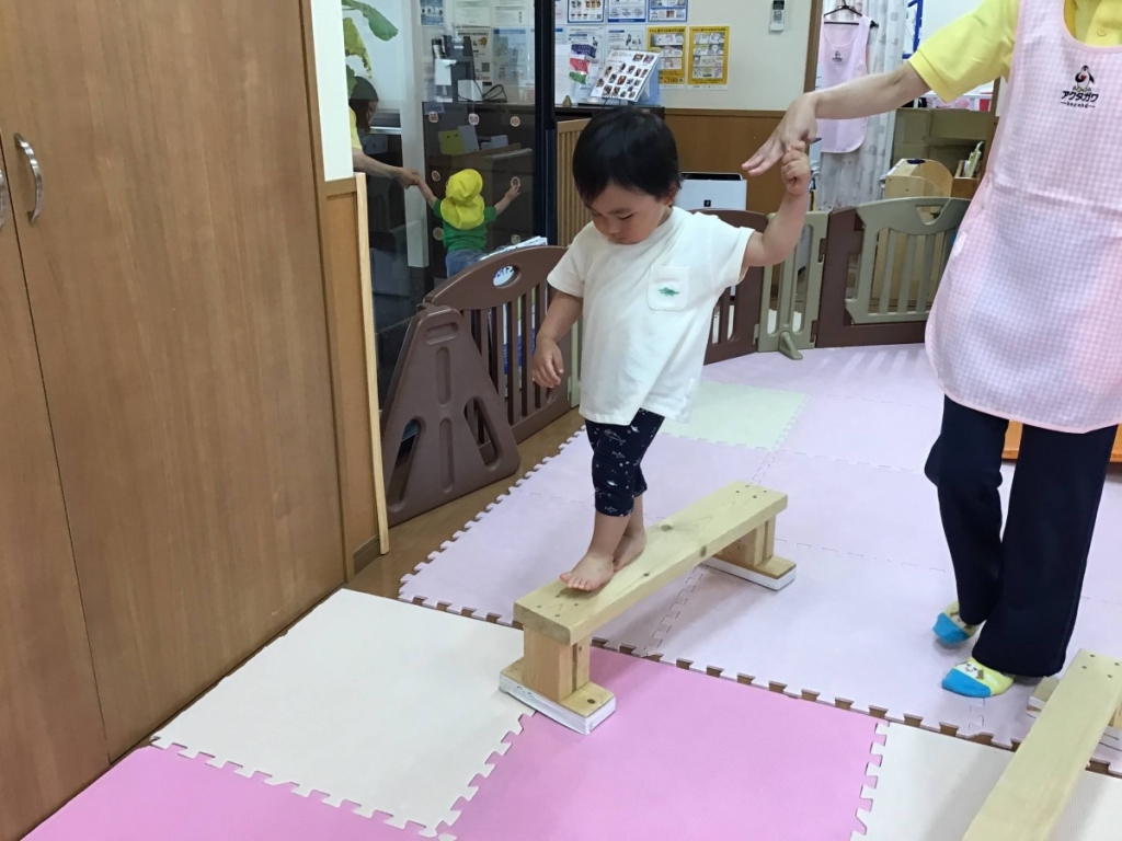 5月運動プログラムの様子(くじら組 平均台)