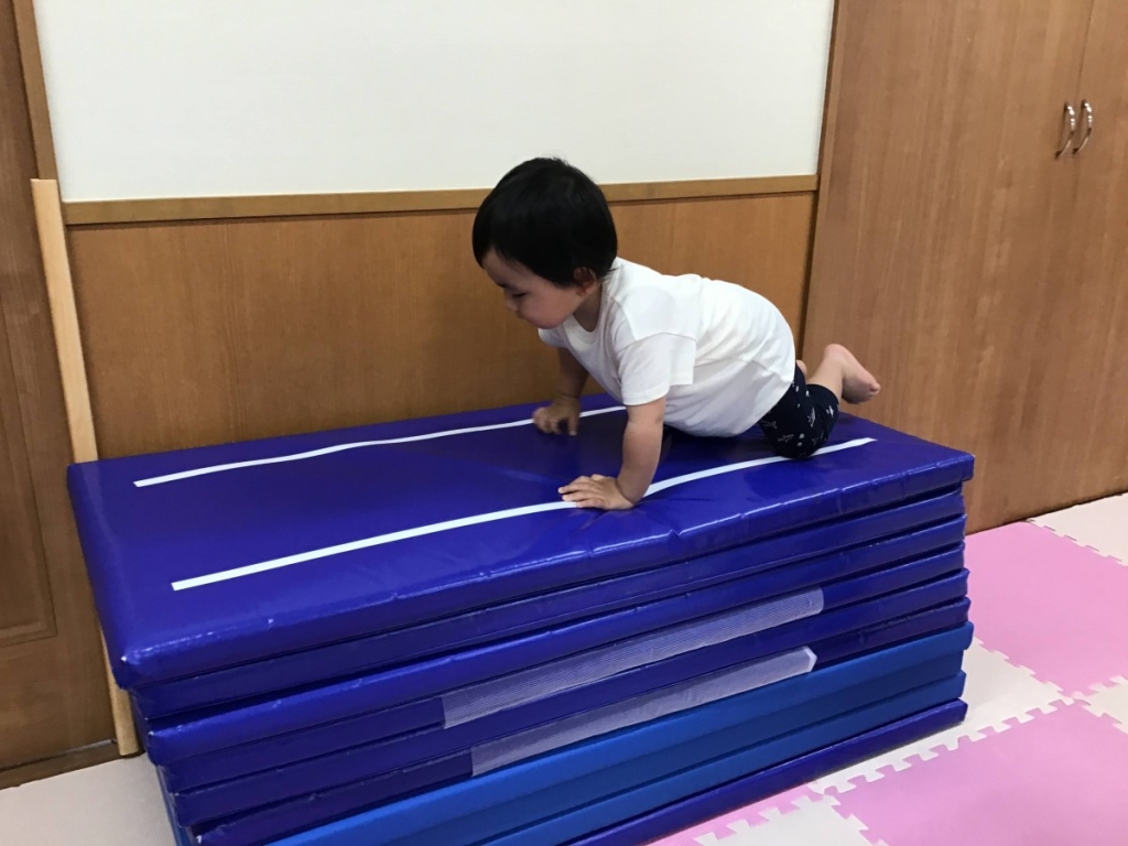 5月運動プログラムの様子(くじら組 10段マット上り下り)