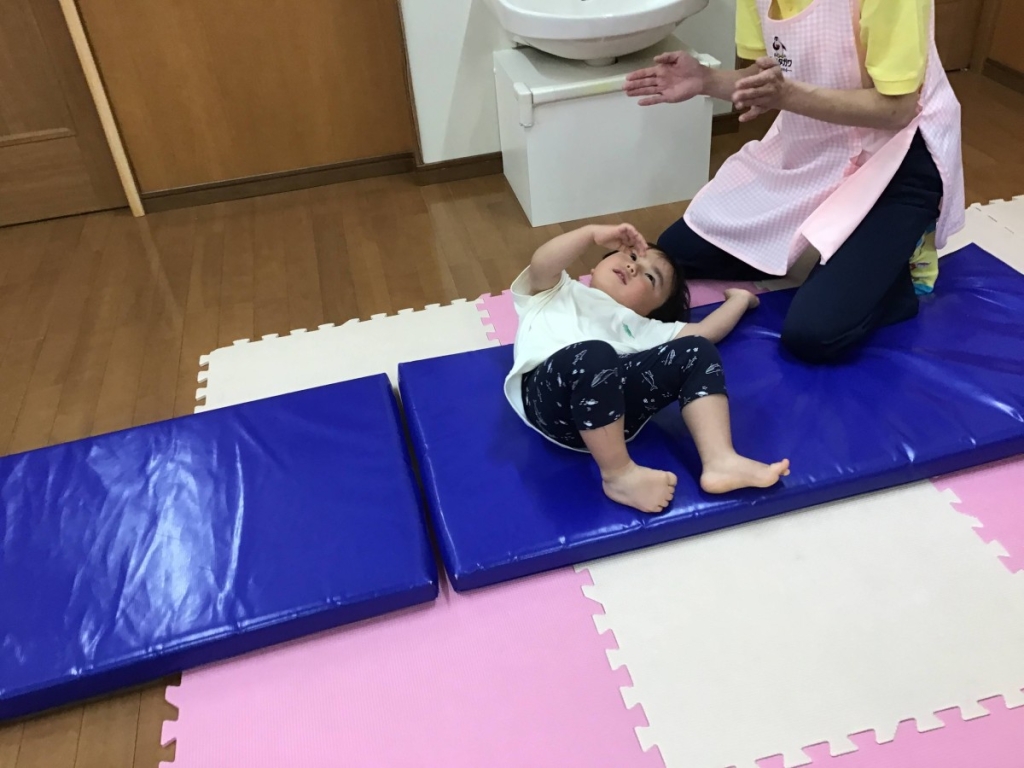 5月運動プログラムの様子(くじら組 横転)