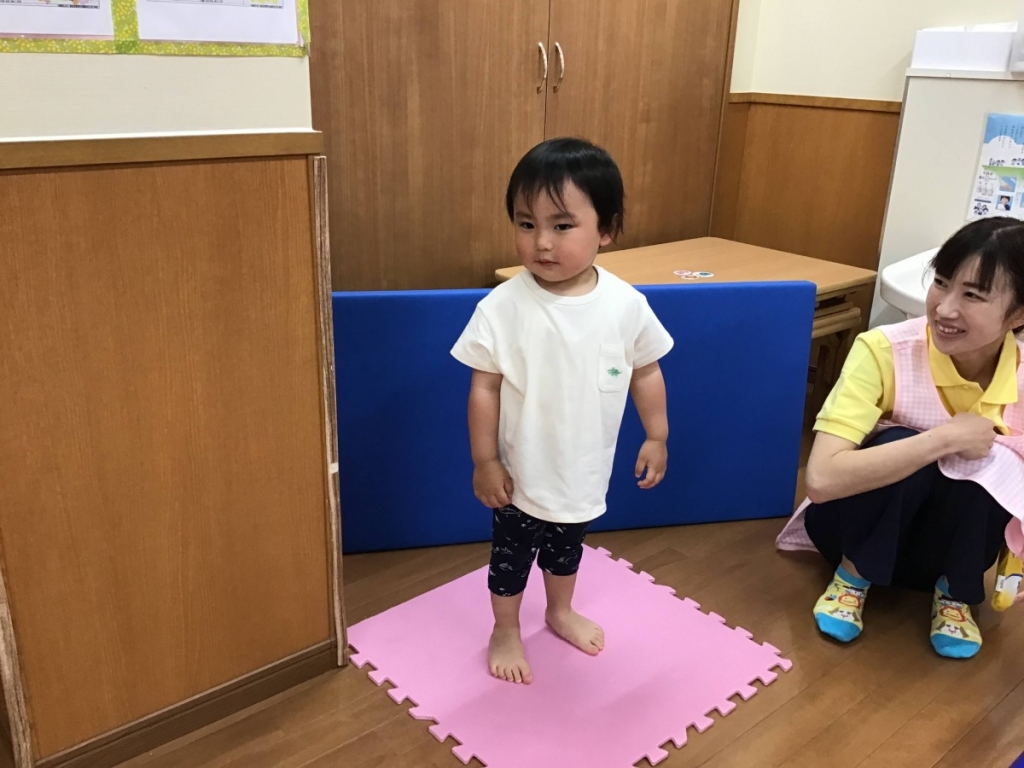 5月運動プログラムの様子(くじら組 ポーズ)