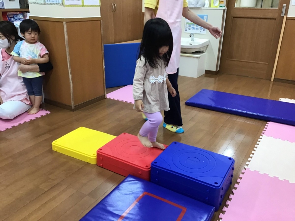 5月運動プログラムの様子(くじら組 階段ブロック)
