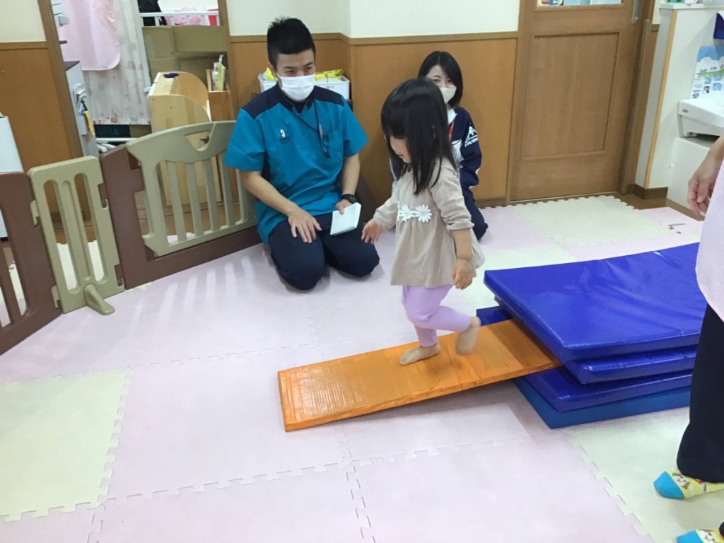 5月運動プログラムの様子(くじら組 マットの山歩行)