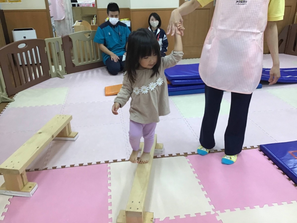 5月運動プログラムの様子(くじら組 平均台)