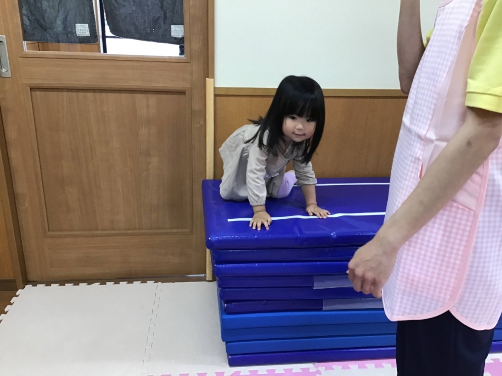 5月運動プログラムの様子(くじら組 10段マット上り下り)