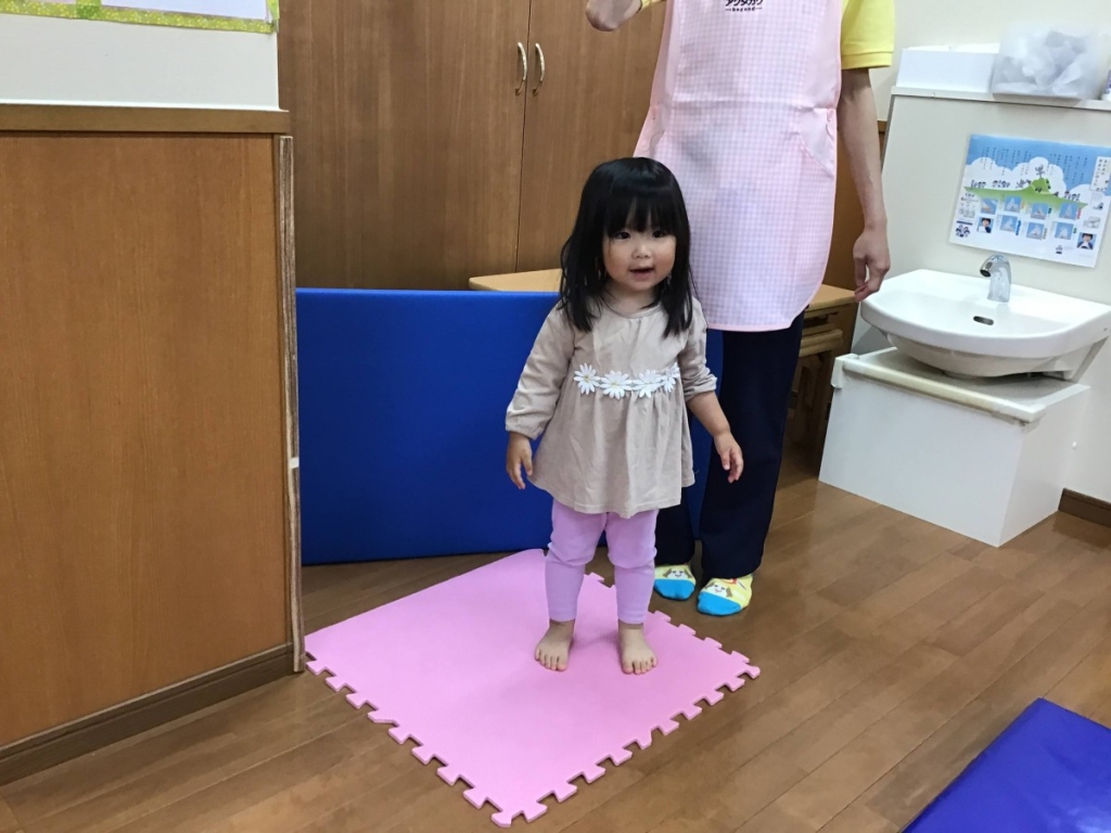 5月運動プログラムの様子(くじら組 ポーズ)
