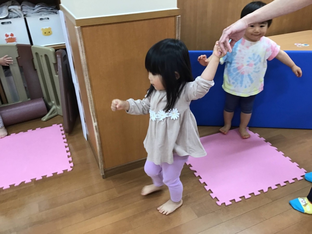 5月運動プログラムの様子(くじら組 ポーズ)