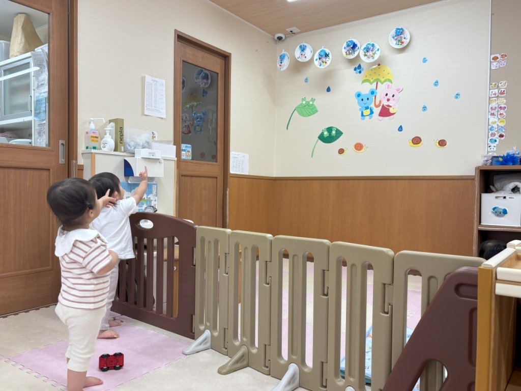 てるてるぼうずを見る子ども達