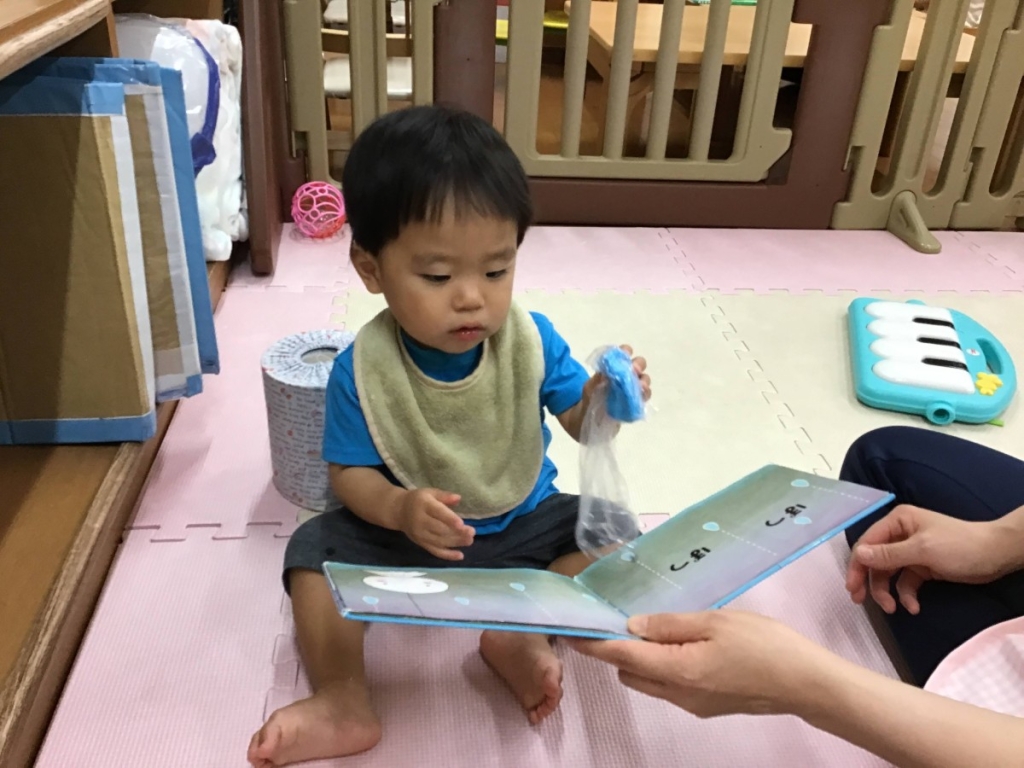 絵本読みあいの様子