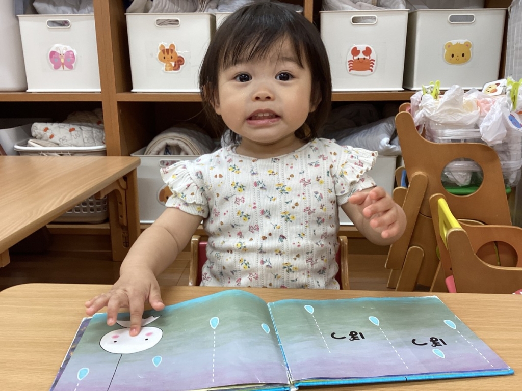 絵本を見る園児