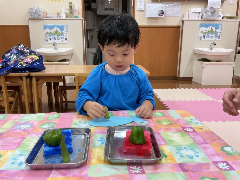 野菜をスタンプする様子