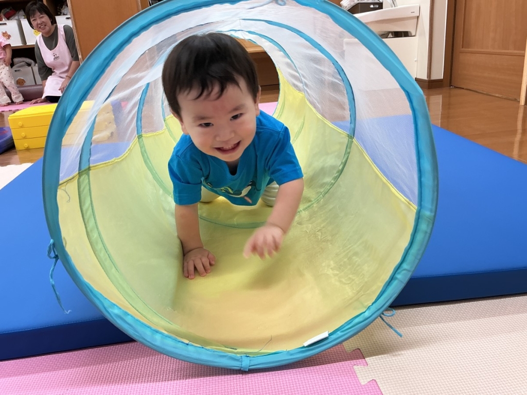 7月運動プログラムの様子(いるか組・トンネル)