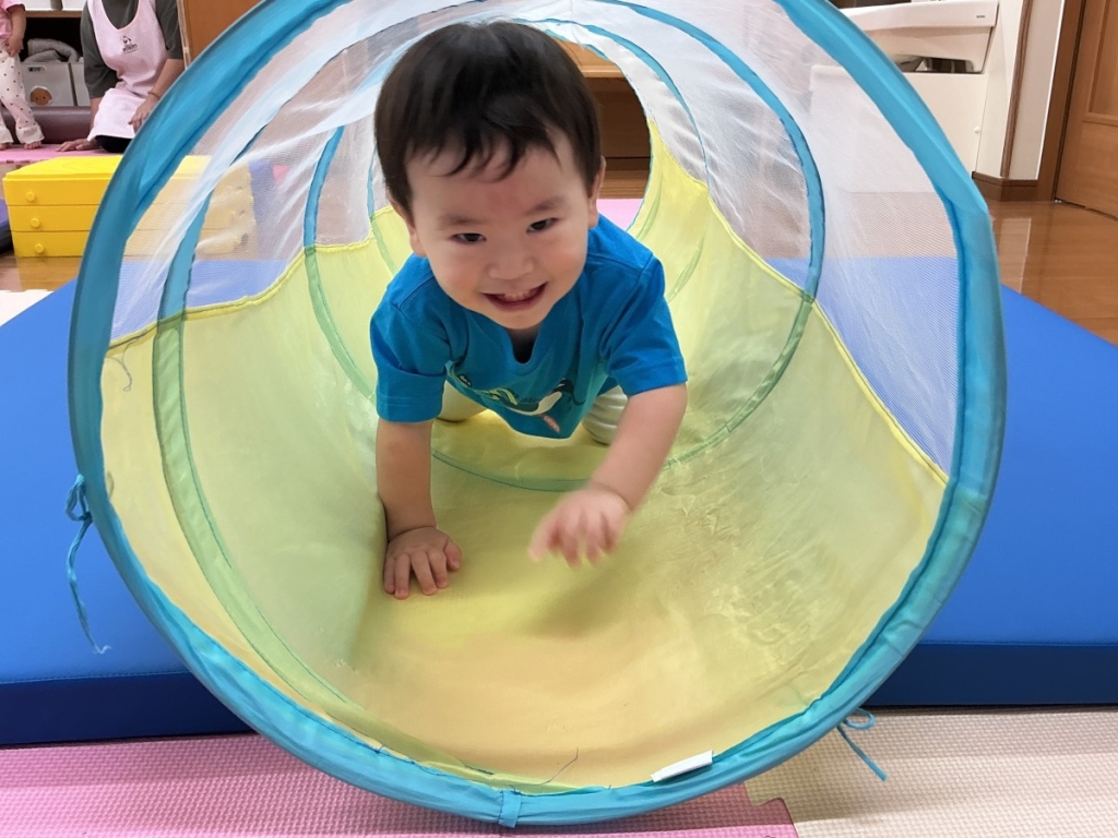 トンネルくぐりをする1歳児