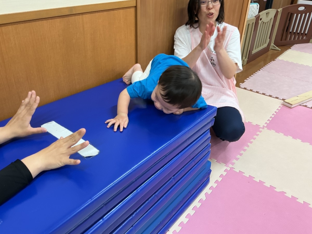 7月運動プログラムの様子(いるか組・１０段マット上り下り)