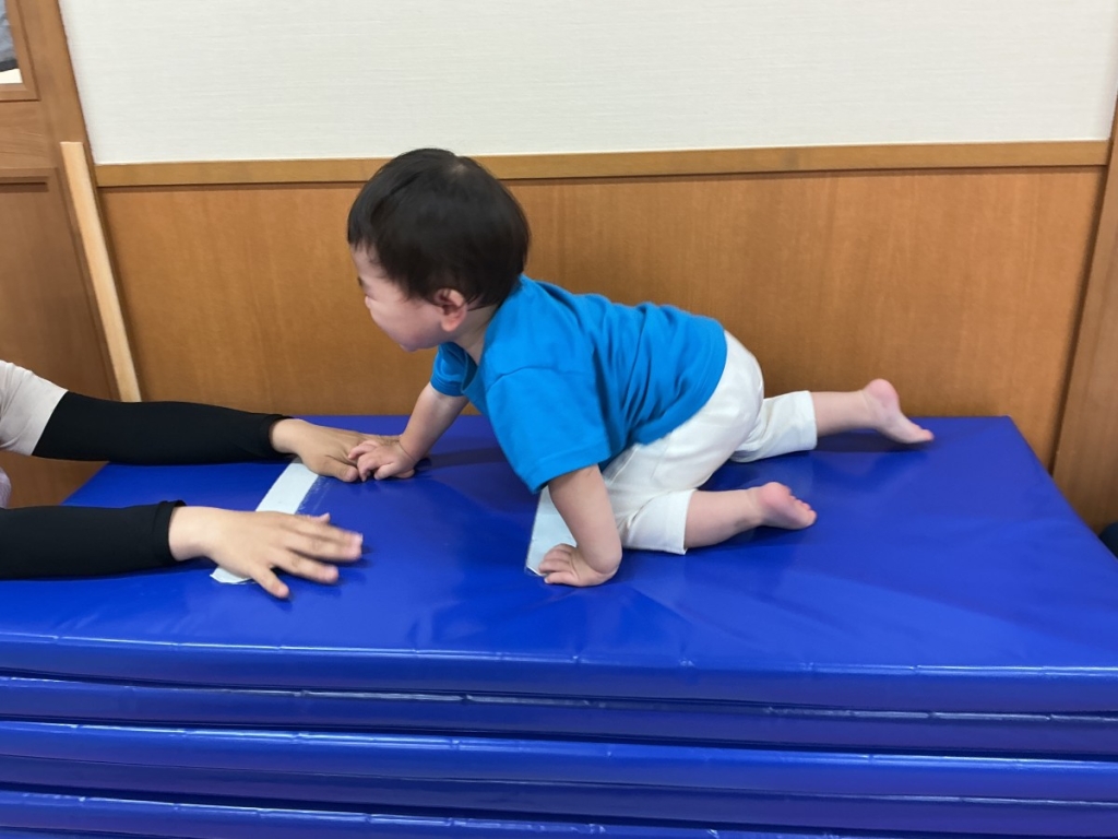 7月運動プログラムの様子(いるか組・１０段マット上り下り)