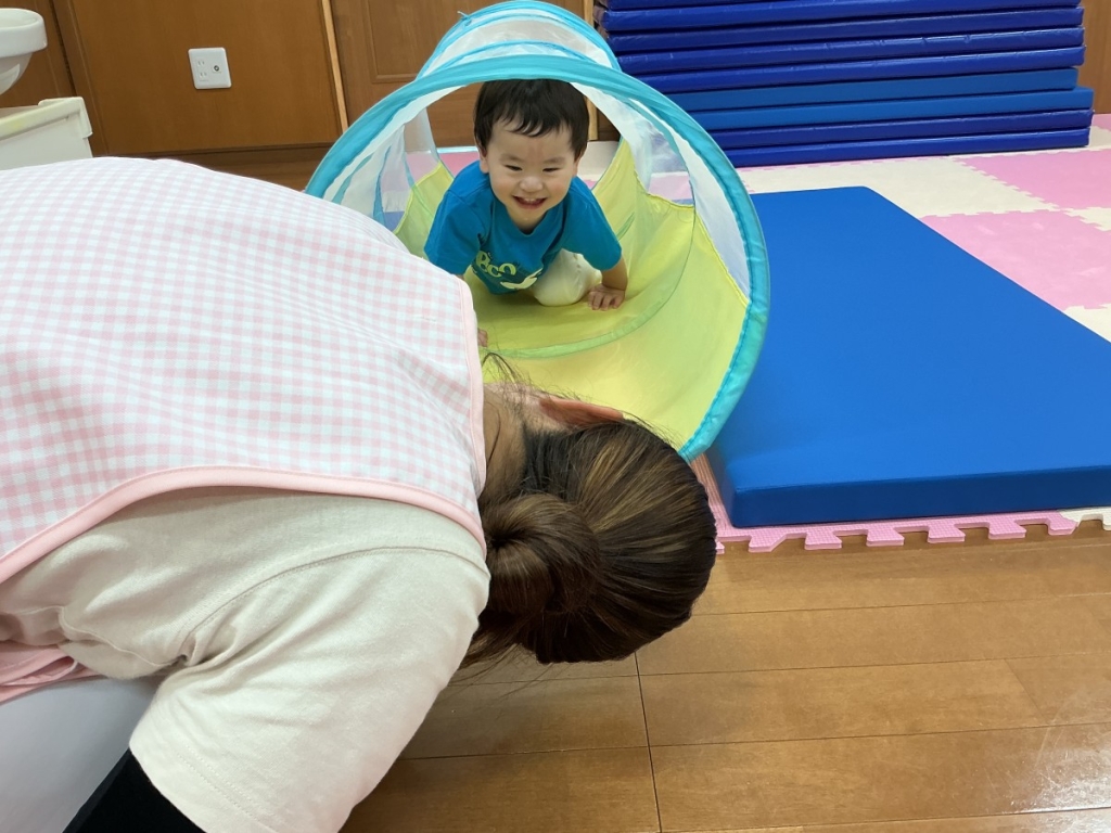 7月運動プログラムの様子(いるか組・トンネル)