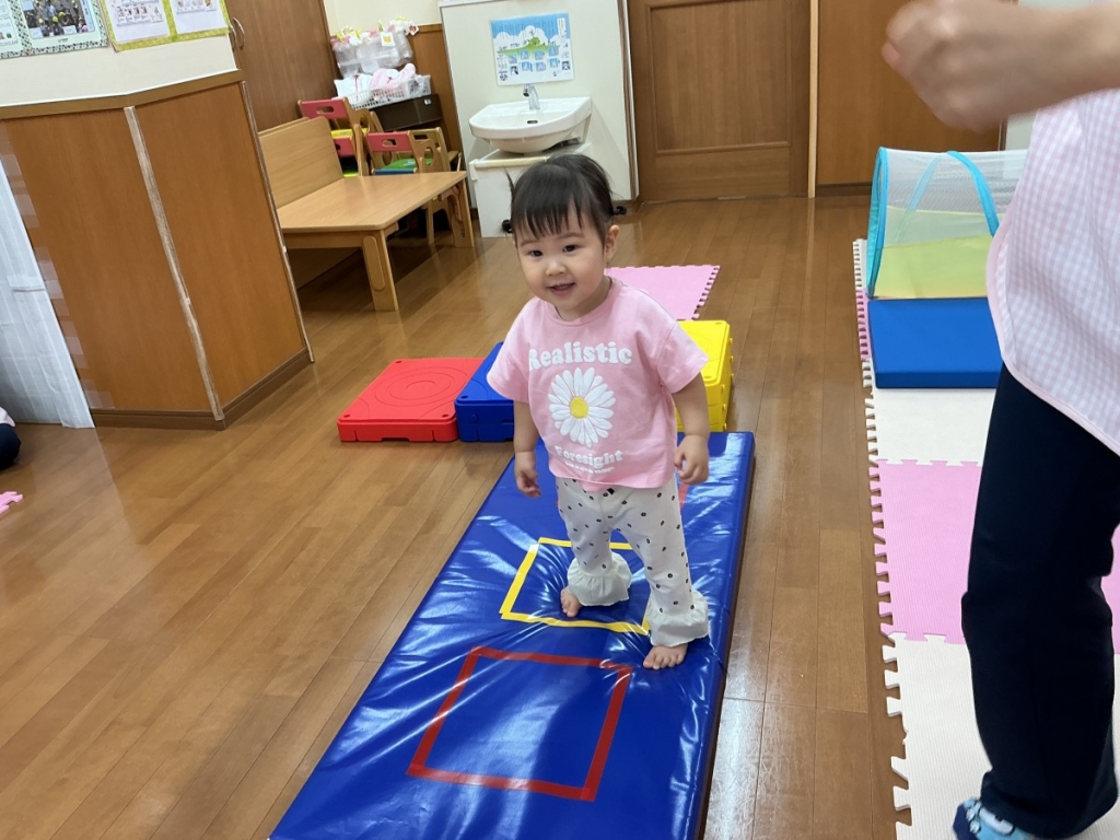 7月運動プログラムの様子(いるか組・マット歩行)