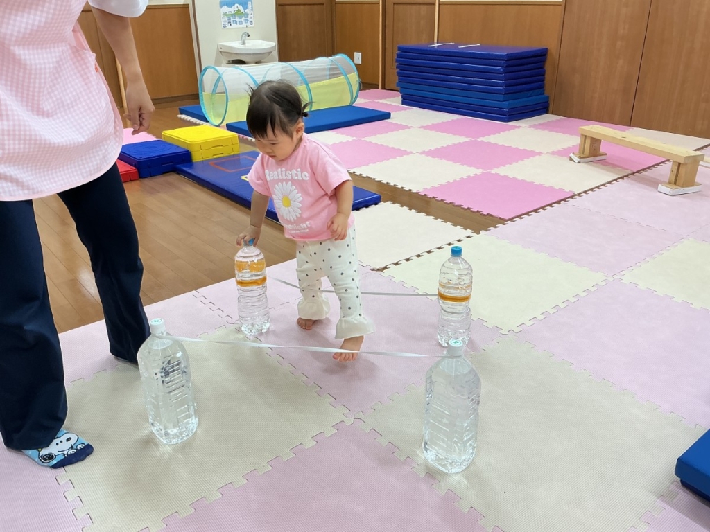 7月運動プログラムの様子(いるか組・ゴム跨ぎ)