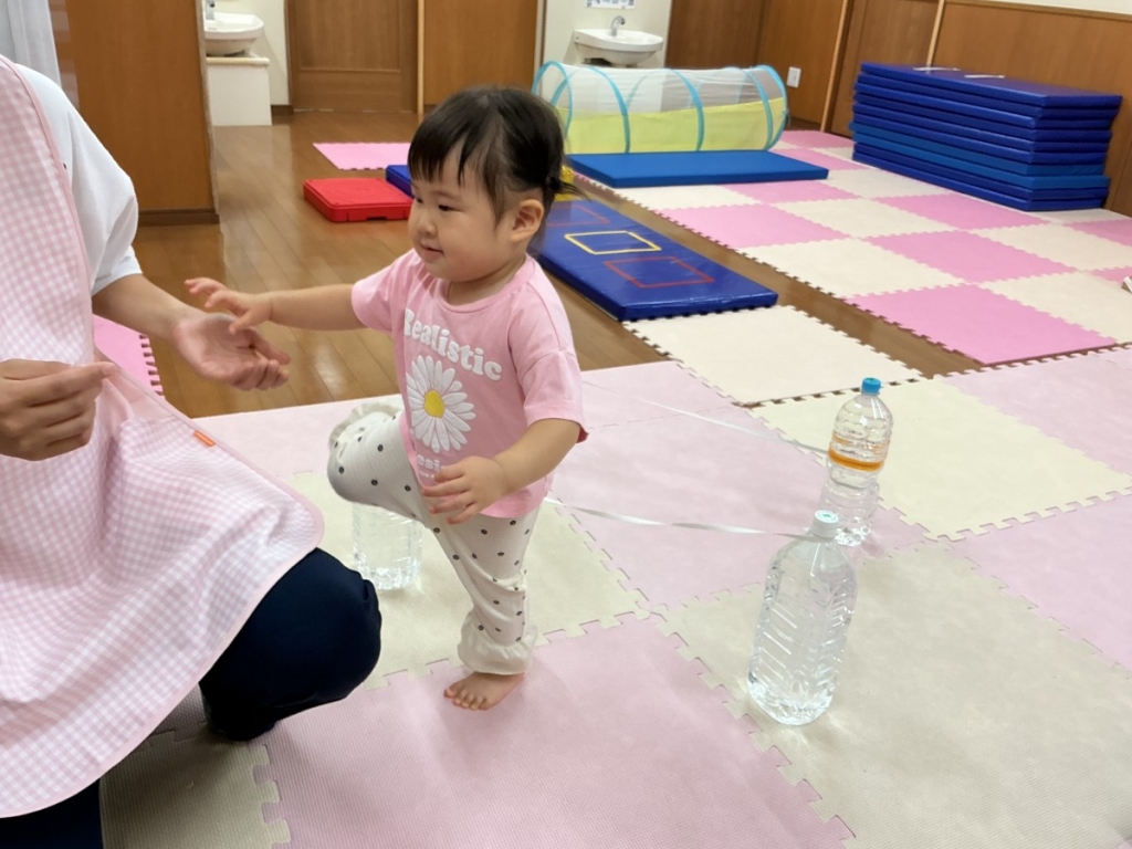 7月運動プログラムの様子(いるか組・ゴム跨ぎ)