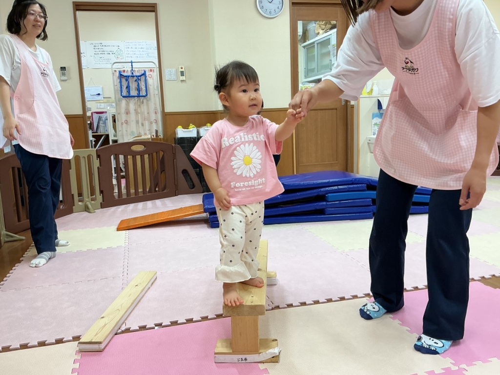 7月運動プログラムの様子(いるか組・平均台)