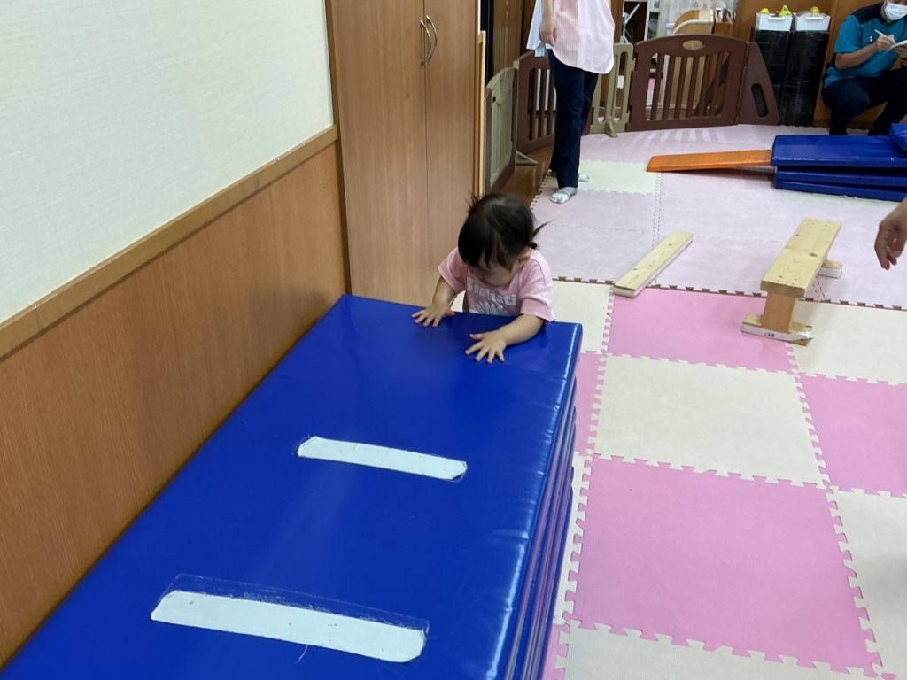 7月運動プログラムの様子(いるか組・１０段マット上り下り)