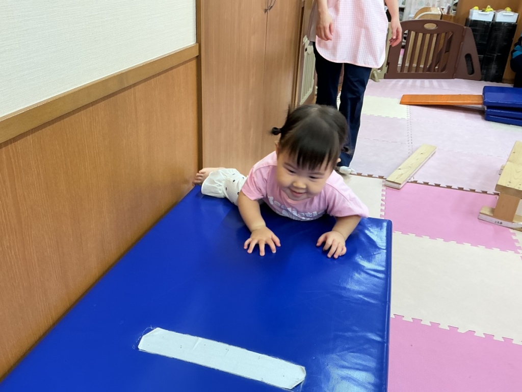 7月運動プログラムの様子(いるか組・１０段マット上り下り)
