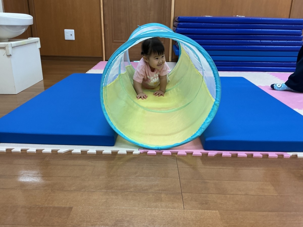 7月運動プログラムの様子(いるか組・トンネル)