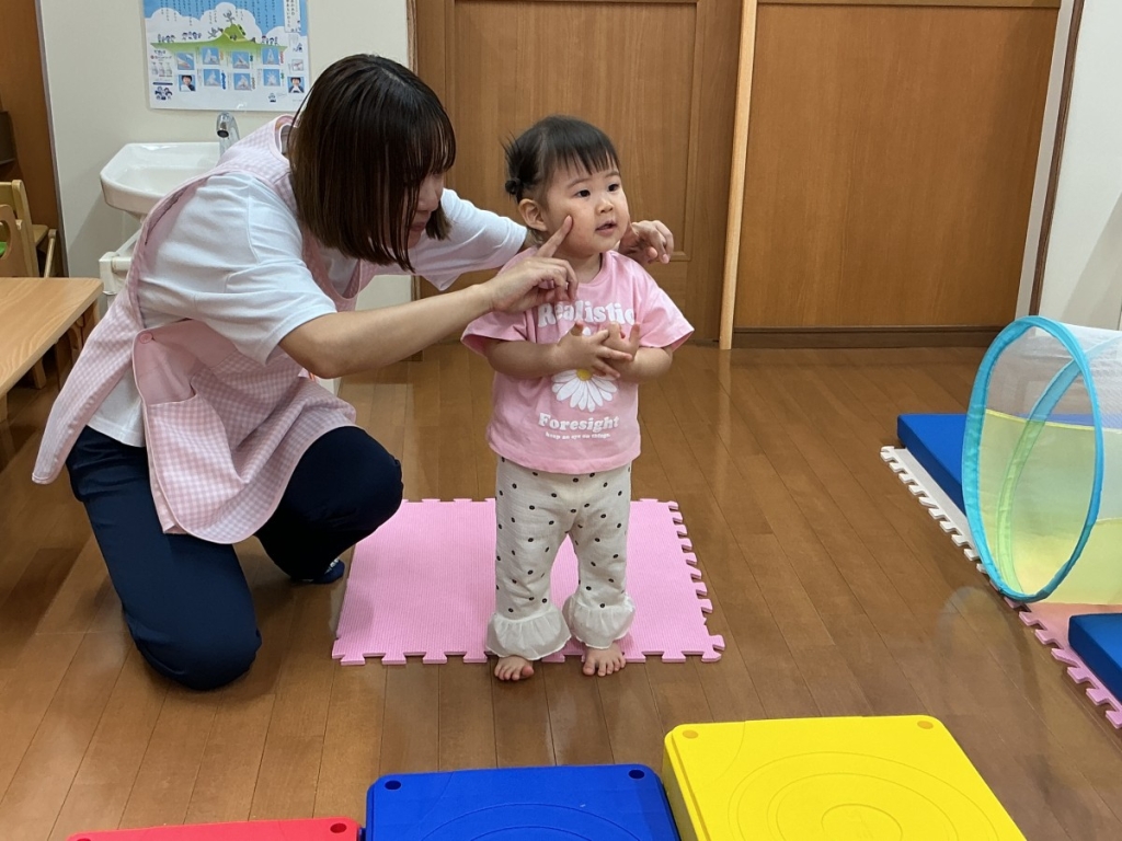 7月運動プログラムの様子(いるか組・ポーズ)