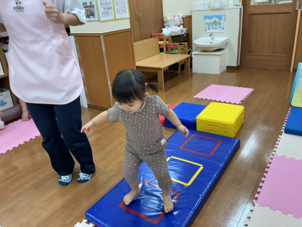 7月運動プログラムの様子(いるか組・マット歩行)