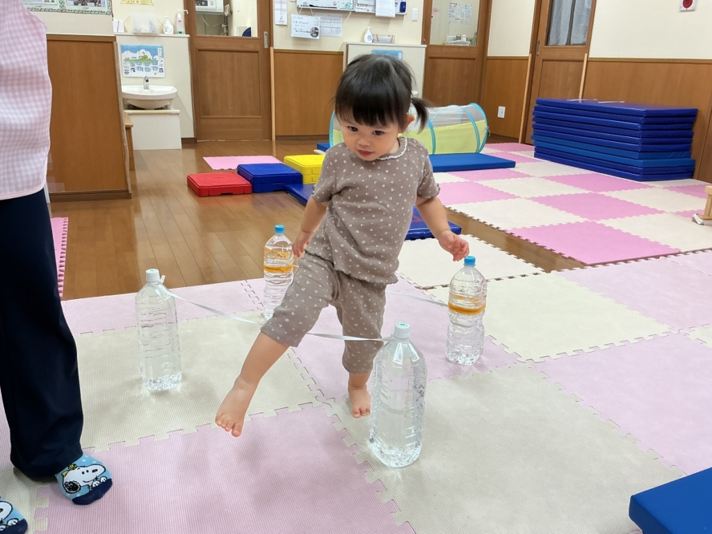 7月運動プログラムの様子(いるか組・ゴム跨ぎ)