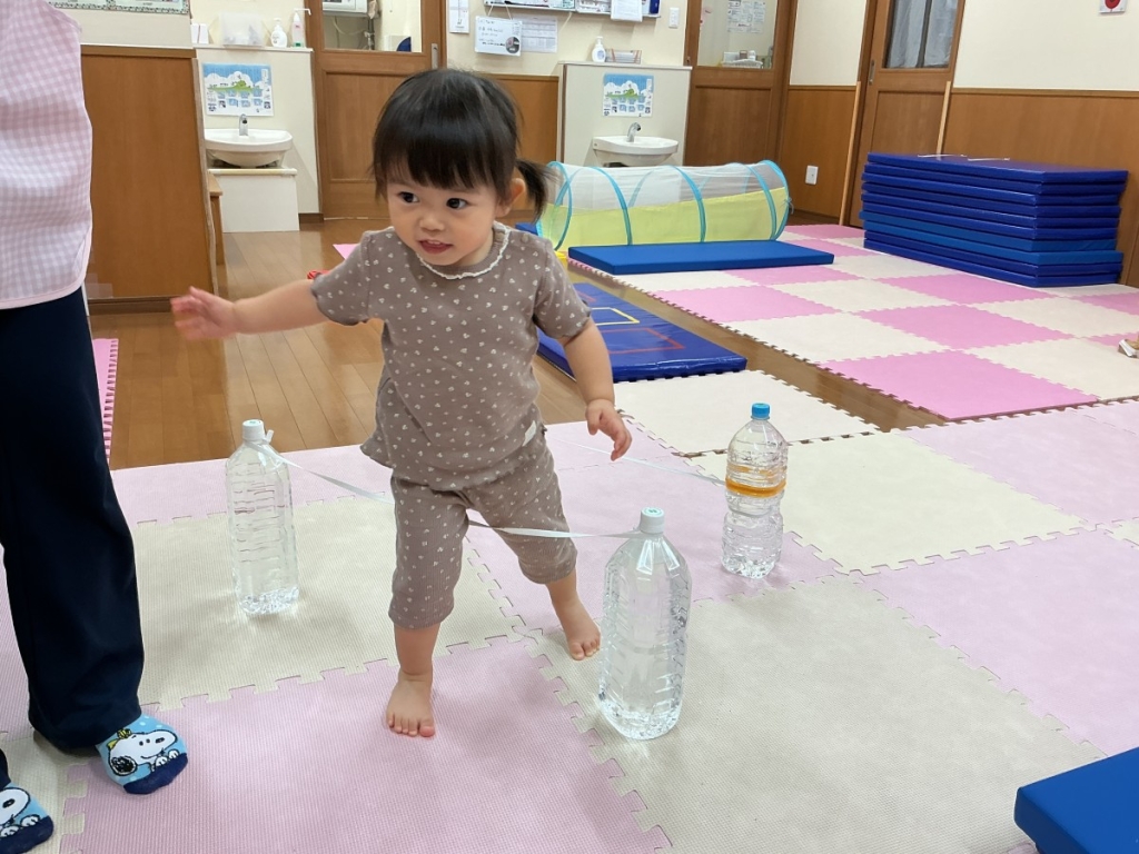 7月運動プログラムの様子(いるか組・ゴム跨ぎ)