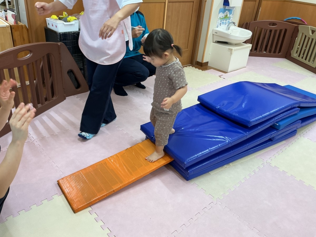 7月運動プログラムの様子(いるか組・マット歩行)