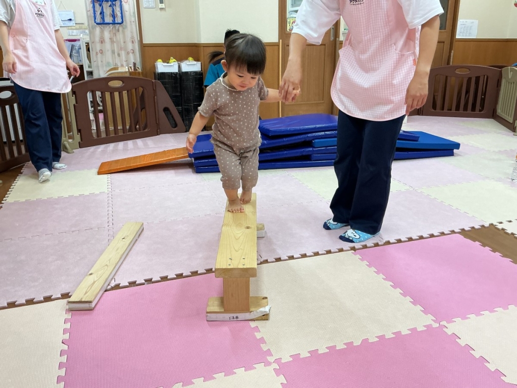 7月運動プログラムの様子(いるか組・平均台)