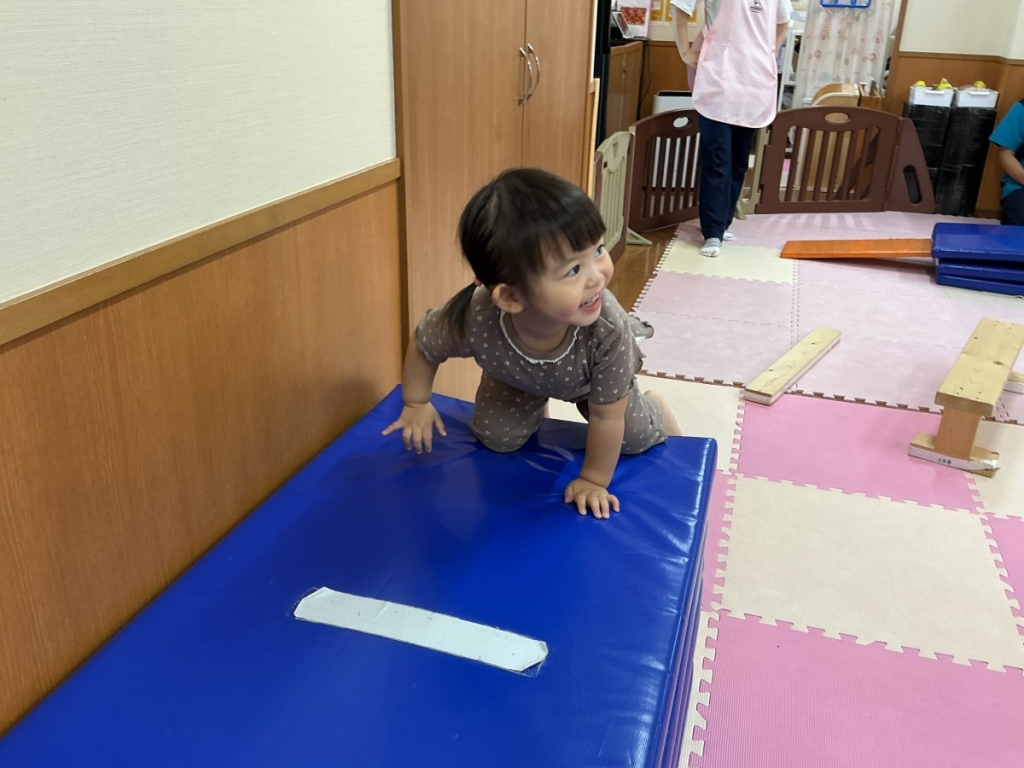 7月運動プログラムの様子(いるか組・１０段マット上り下り)