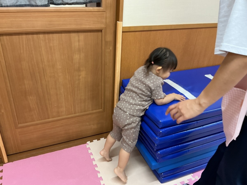 7月運動プログラムの様子(いるか組・１０段マット上り下り)