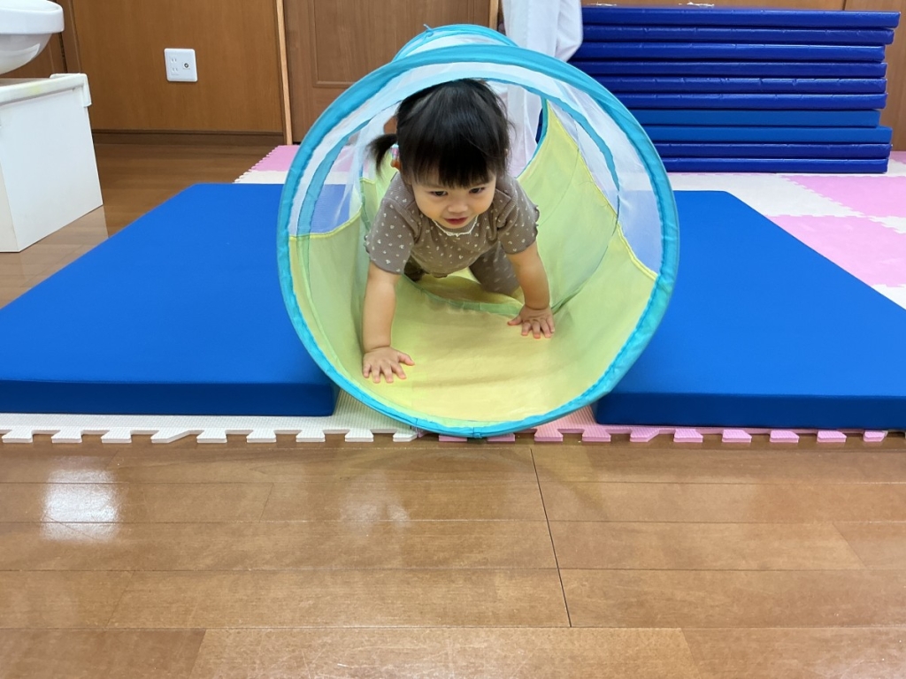 7月運動プログラムの様子(いるか組・トンネル)