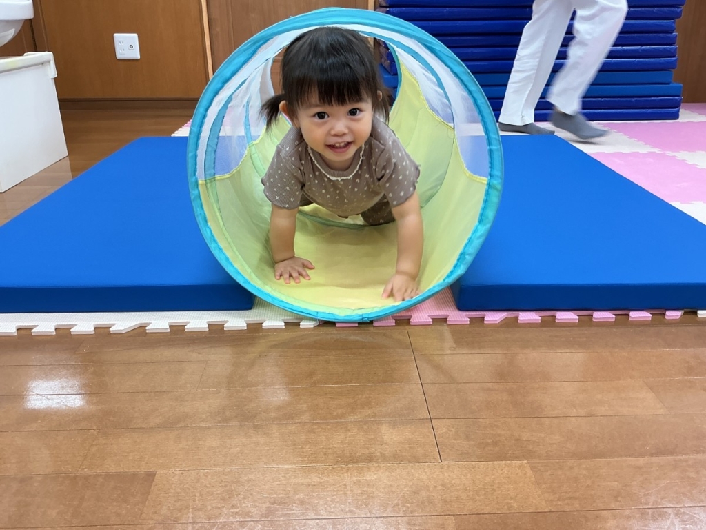 7月運動プログラムの様子(いるか組・トンネル)