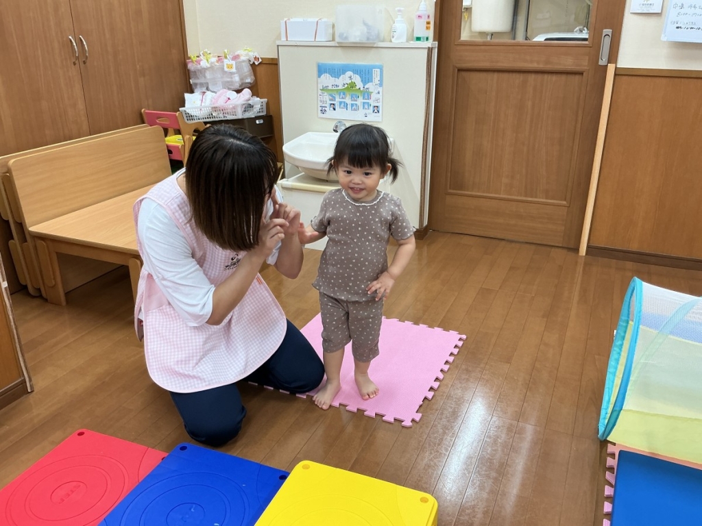 7月運動プログラムの様子(いるか組・ポーズ)