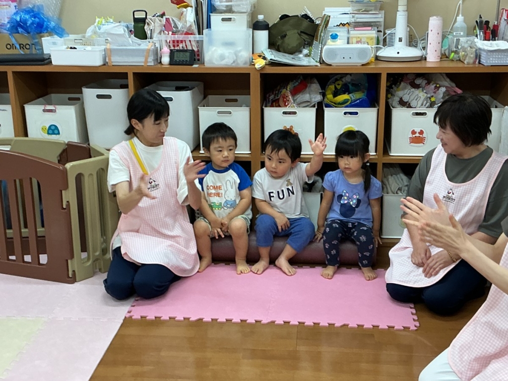 7月運動プログラムの様子(くじら組・挨拶)