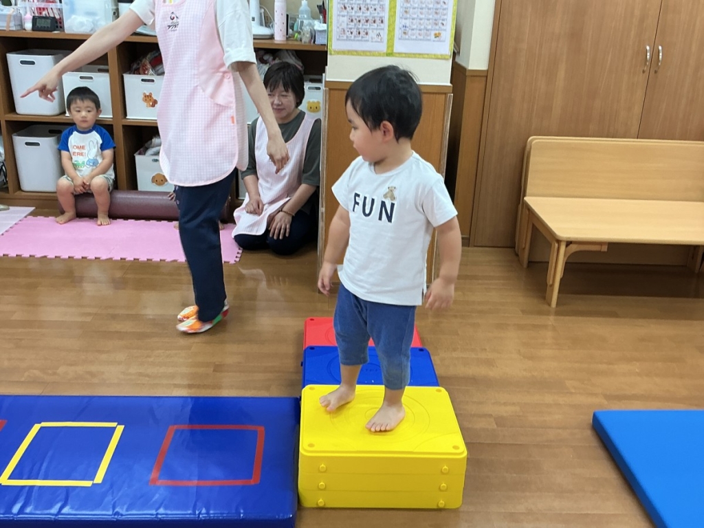 7月運動プログラムの様子(くじら組・階段ブロック)