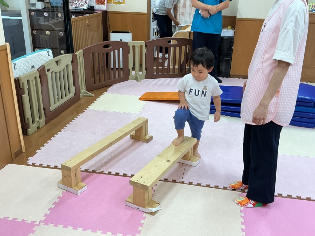 7月運動プログラムの様子(くじら組・平均台)