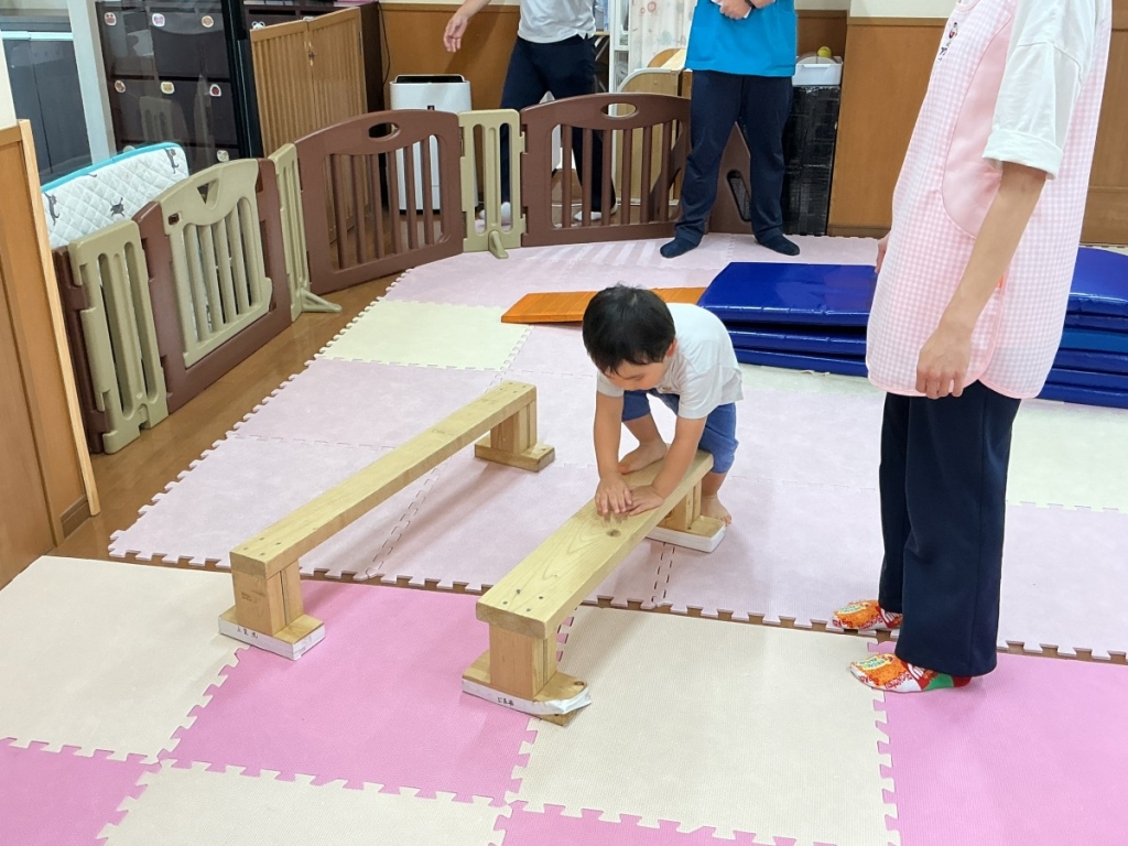 7月運動プログラムの様子(くじら組・平均台)