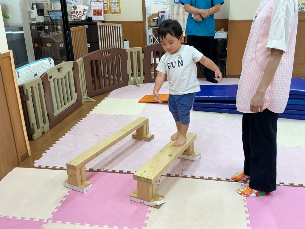 7月運動プログラムの様子(くじら組・平均台)