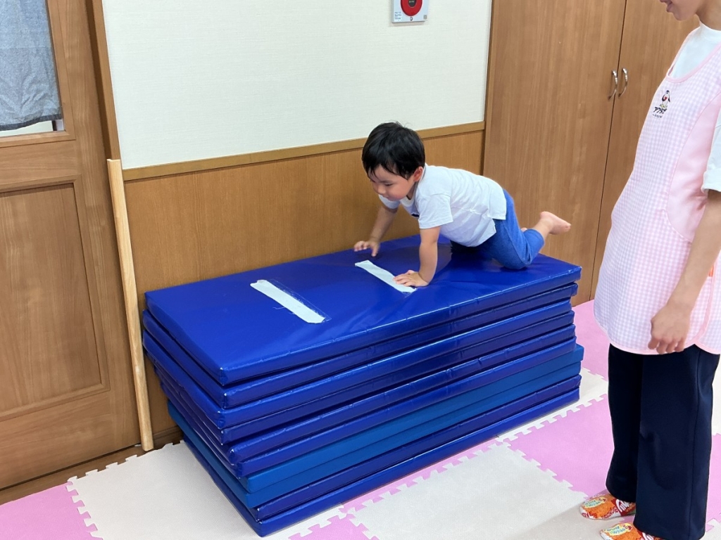 7月運動プログラムの様子(くじら組・10段マット)