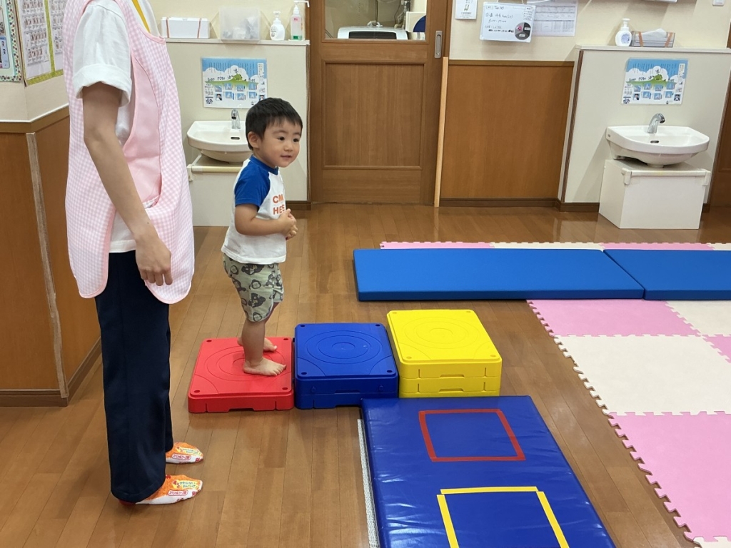 7月運動プログラムの様子(くじら組・階段ブロック)