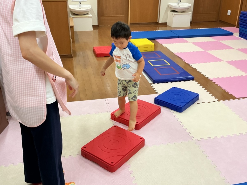 7月運動プログラムの様子(くじら組・飛び石渡り)