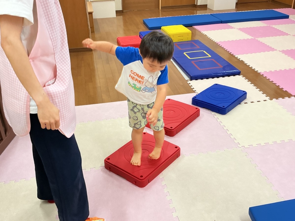 7月運動プログラムの様子(くじら組・飛び石渡り)